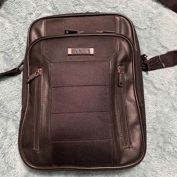 Kenneth Cole Reaction Travel Bag - Picture 1 of 2